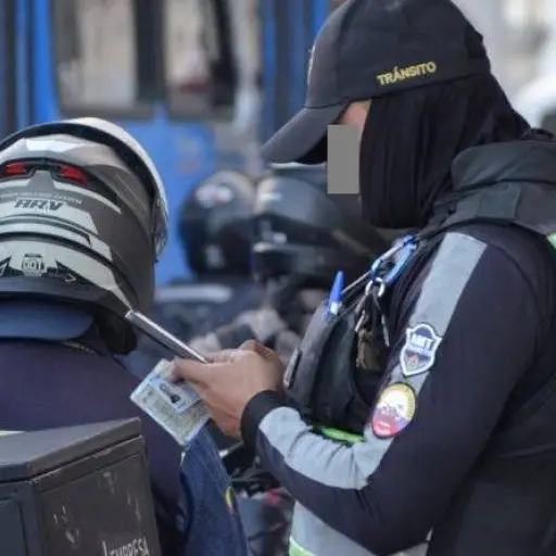 Agente de tránsito recibe prisión preventiva tras denuncia de presunto cobro irregular en Quito