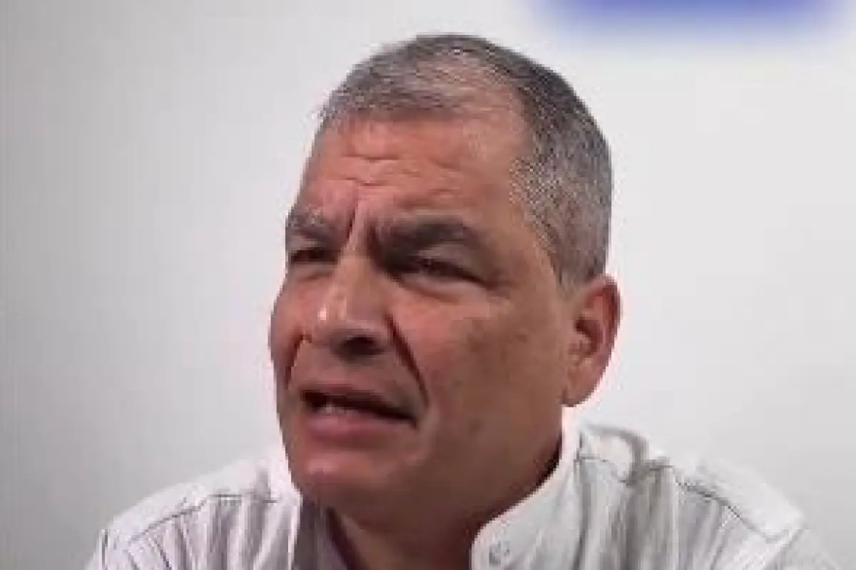 Rafael Correa, expresidente de Ecuador, critica a Daniel Noboa por cambio de fecha en elecciones.