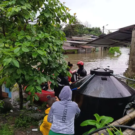 Autoridades prevén reubicar a 28 familias tras inundación en asentamiento de riesgo en Santo Domingo
