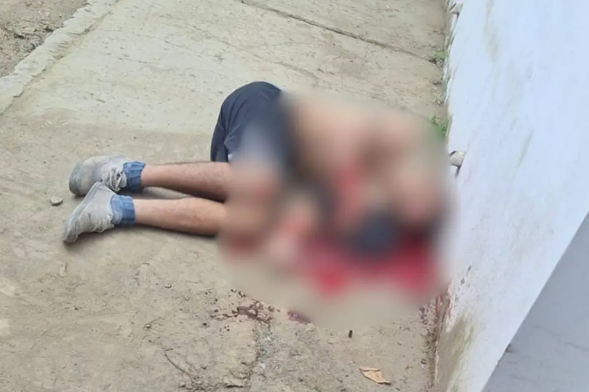 El joven quedó tirado en una vereda tras el ataque sicario. 