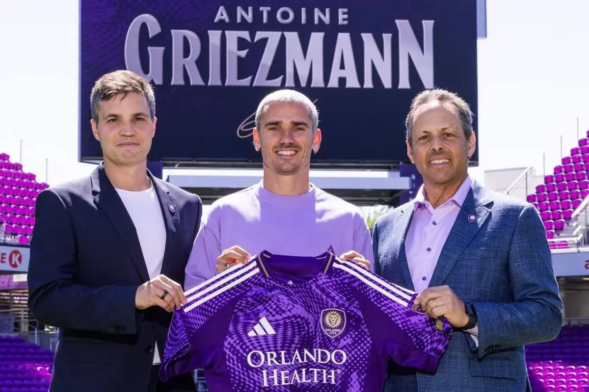 Antoine Griezmann con los dirigentes del Orlando City, Orlando City.
