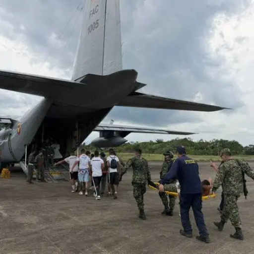 “Me pisoteaban”: El estremecedor relato del soldado que escapó por un hueco del avión militar que se estrelló en Colombia