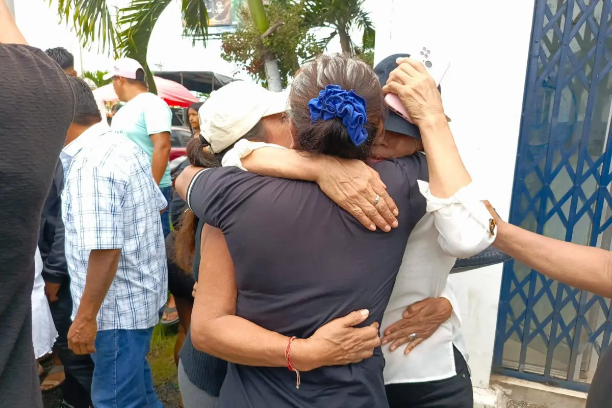 Familiares de los pescadores se abrazaban tras recibir la noticia de que todos estaban vivos en El Salvador., Foto: El Diario