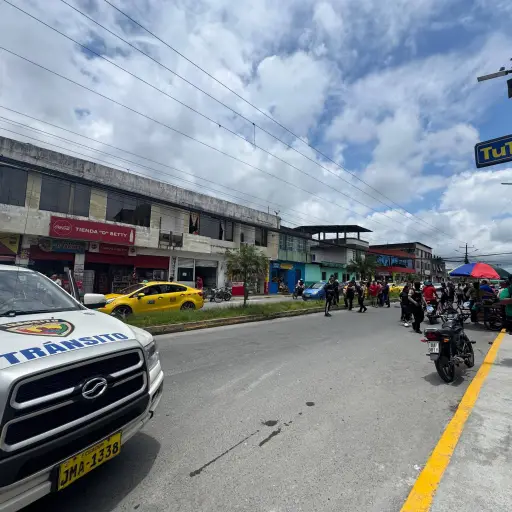 Un muerto en Santo Domingo: lo hallaron sobre el parterre tras un accidente aún bajo investigación
