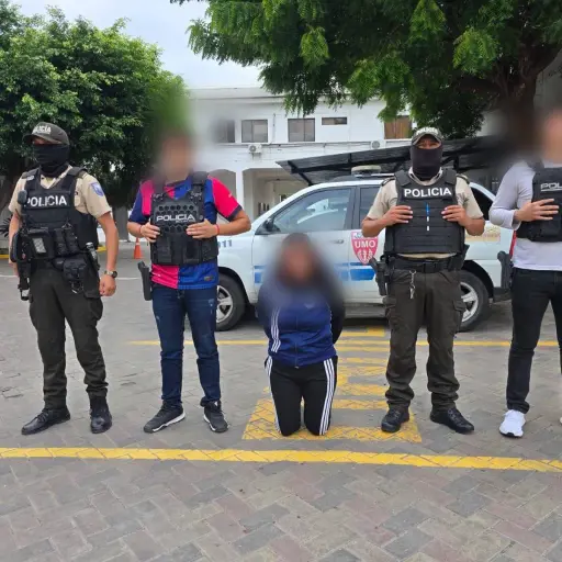 Detienen a dos personas por presunta extorsión a un comerciante en Manta  