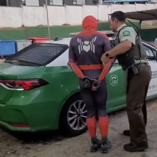 Detienen en Valparaíso a hombre disfrazado de Spiderman con orden de captura vigente