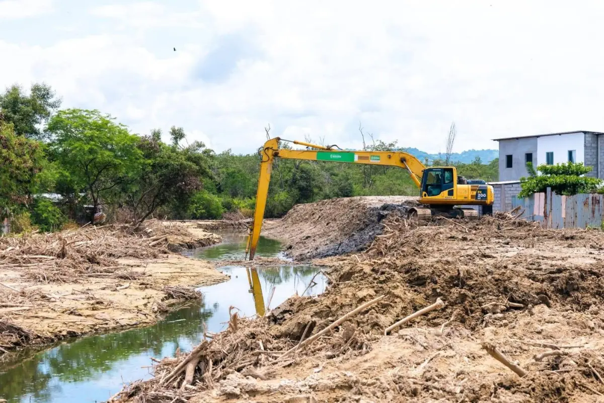 Personal del Municipio de Sucre realiza trabajos de limpieza con ayuda de maquinaria. , El Diario. 