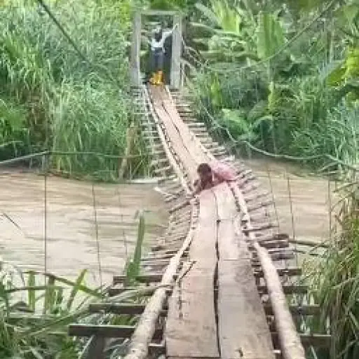 Salvó el puente, pero casi pierde la vida: la impactante escena vivida en Chirijos