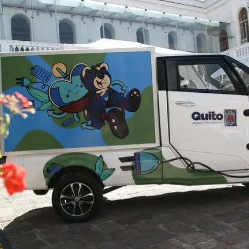 Quito inicia plan piloto urbano con vehículos eléctricos para reducir dióxido de carbono