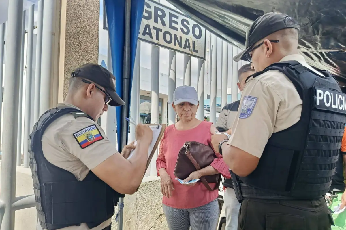 Caos y desesperación en la Agencia de Tránsito de Manta., El Diario