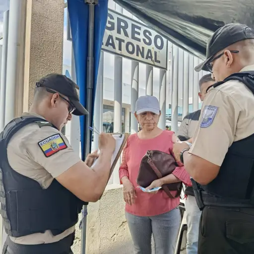 Filas bajo el sol y noches en vela: la saturación de la Agencia de Tránsito de Manta genera malestar ciudadano