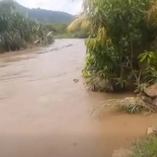 Inundaciones afectan sectores de Calderón en Portoviejo por desbordamiento del río Chico