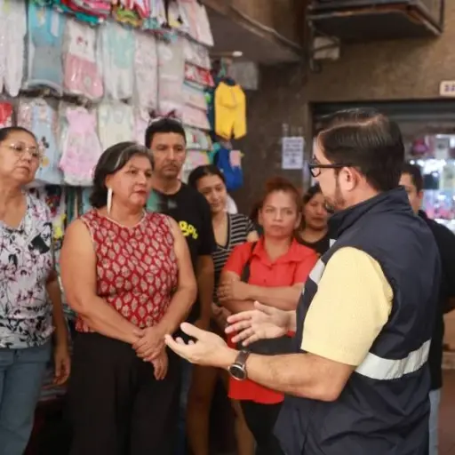 Intensifican socialización de horarios para disposición de desechos en zona comercial de Guayaquil