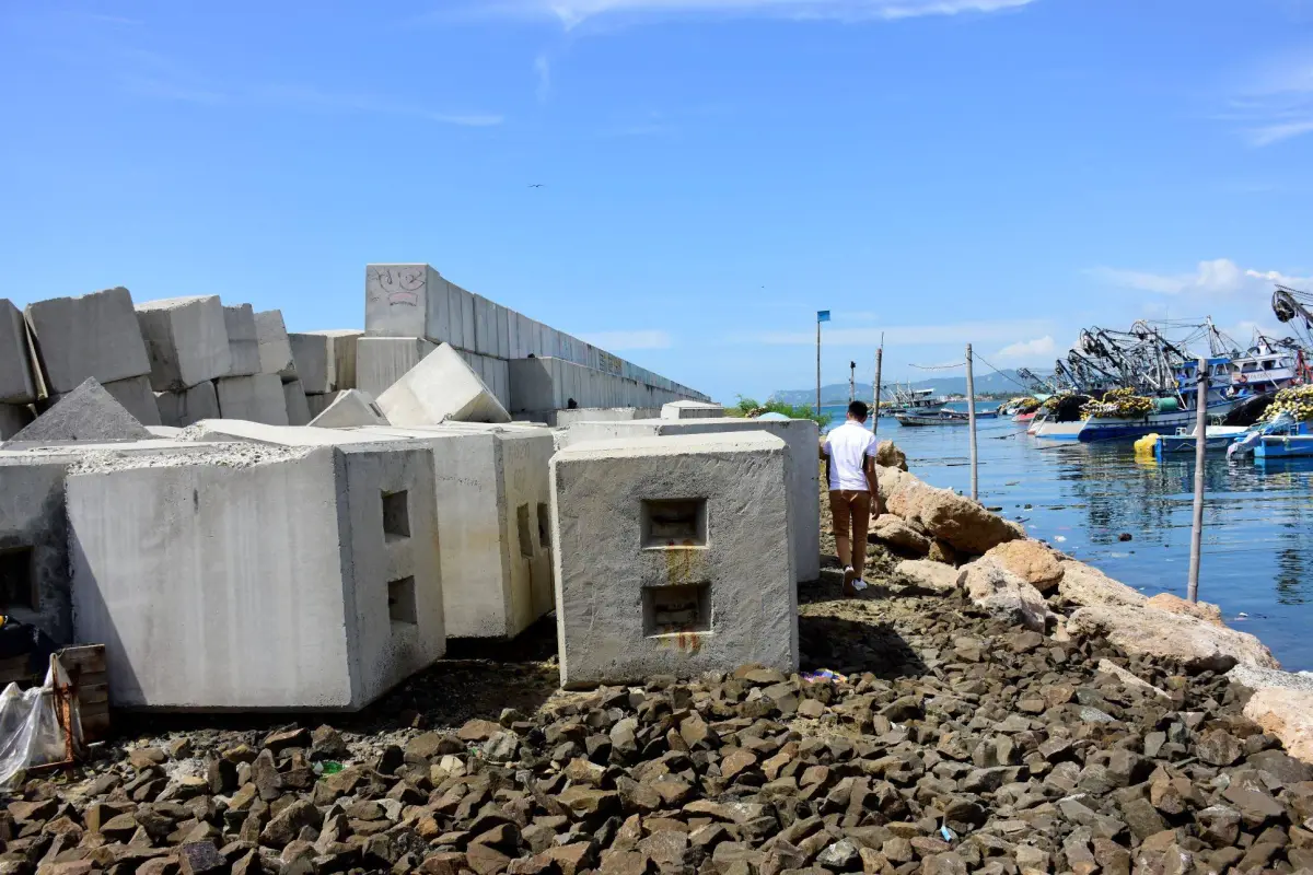 Parque de los cubos de hormigón de la facilidad pesquera permanecen caidos., El Diario