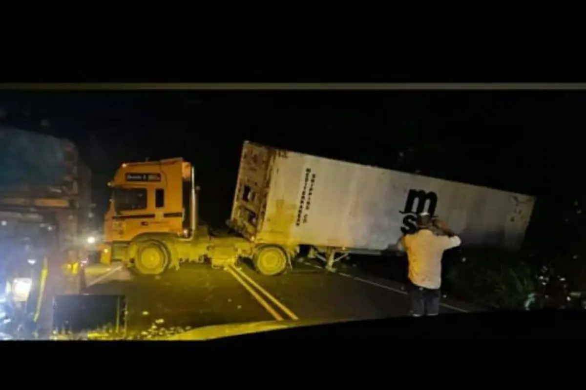 Caos en Buena Fe tras choque de camiones en Los Ángeles así quedó la vía clave
