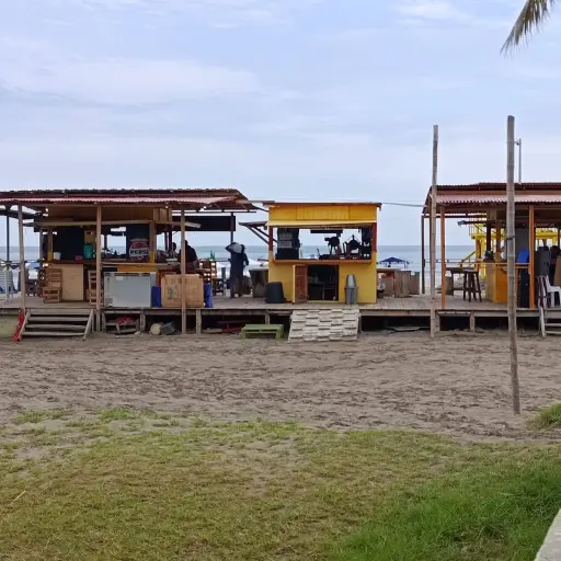 Manta impulsa poner orden en la playa El Murciélago con la reubicación de los kioskos