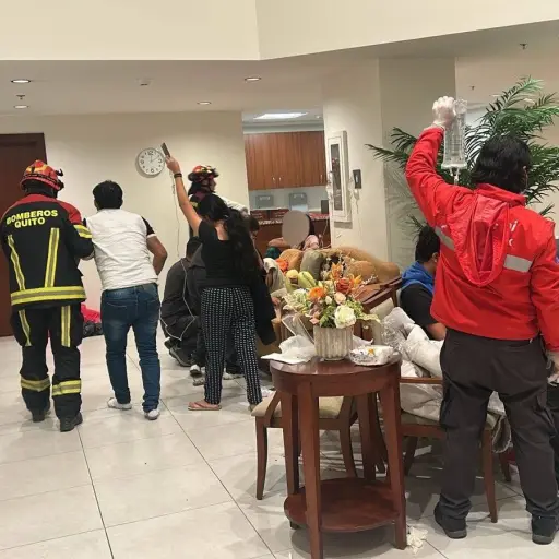 Emergencia en Quito: 26 personas de Santo Domingo se intoxicaron en campamento en Cumbayá