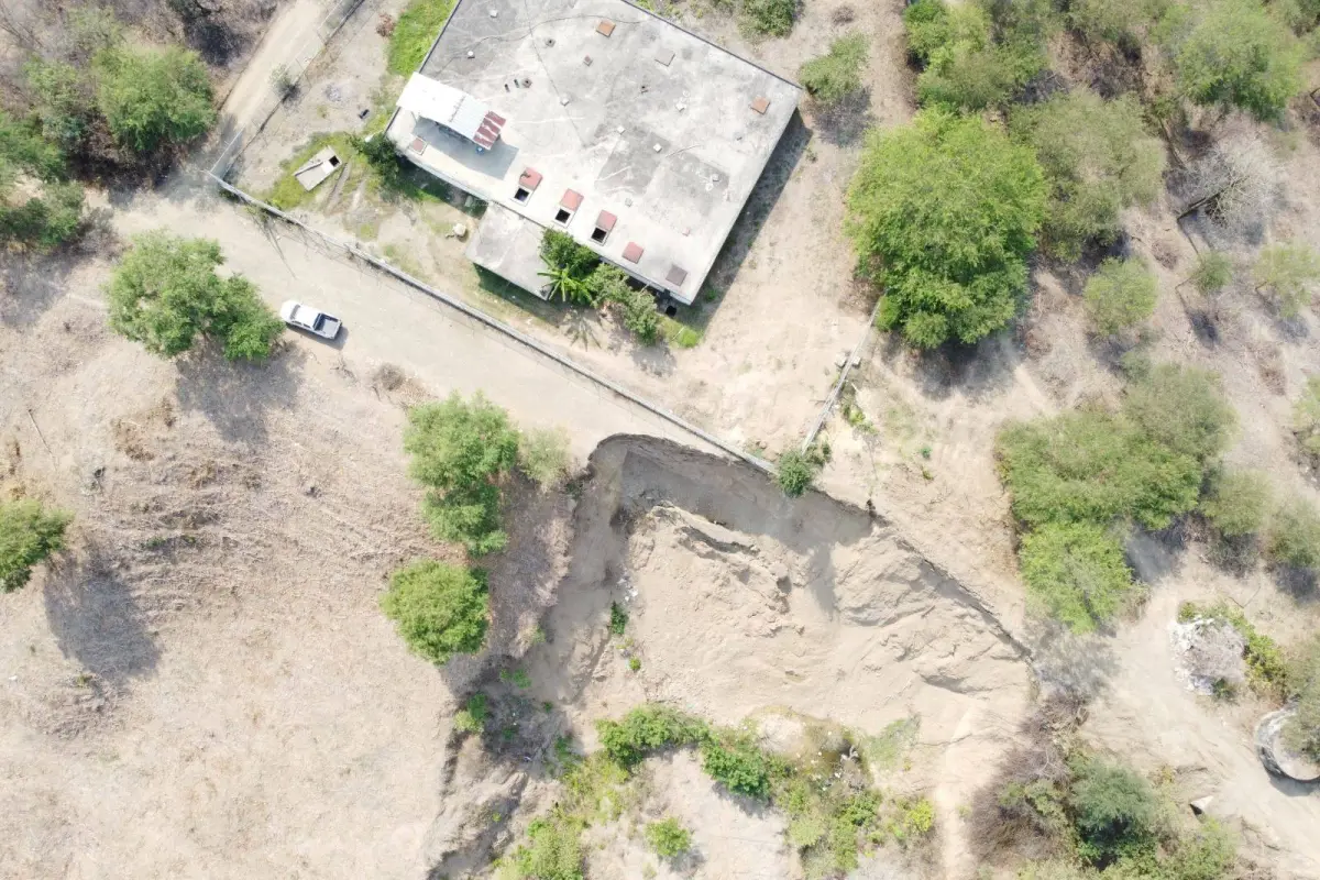 El deslizamiento de tierra ha llegado hasta el cerramiento del tanque de agua., Cortesía: Prefectura de Manabí
