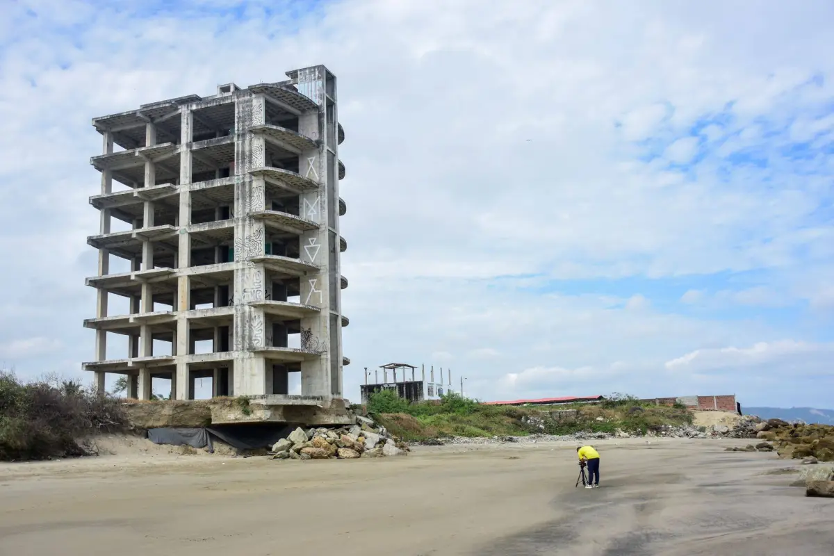 A pocos metros del mar: la estructura en ruinas que mantiene en alerta a moradores de Crucita, producción El Diario