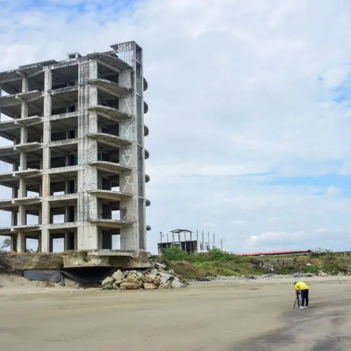 A pocos metros del mar: la estructura en ruinas que mantiene en alerta a moradores de Crucita