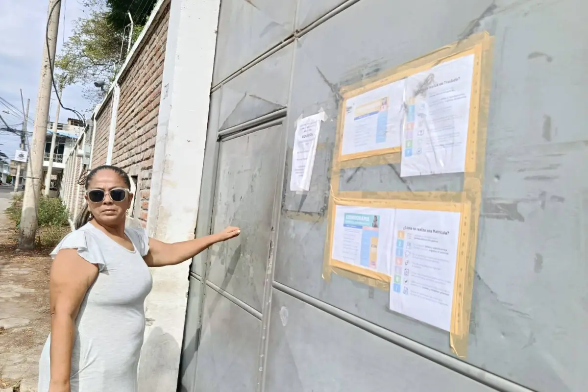Los avisos en la puerta de ingreso del distrito de Educación., El Diario