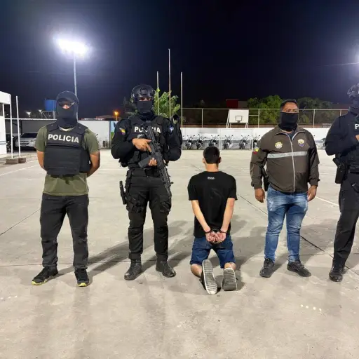 En el allanamiento a un hostal de Manta aislaron a un menor de 17 años con armas