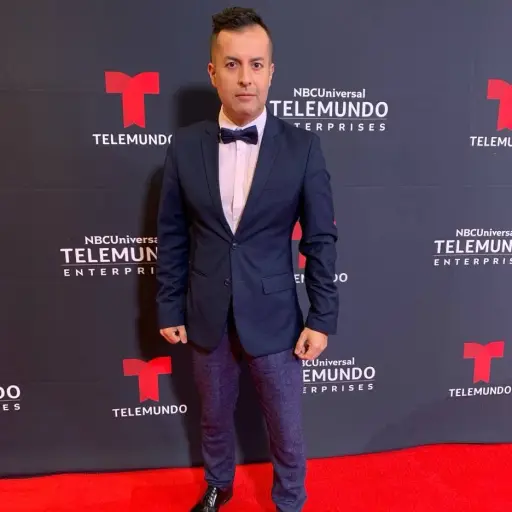 El periodista ecuatoriano Ángel Villagómez celebra 14 años en Telemundo: “Subo un escalón más”