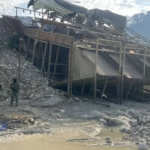 Decomisan diésel e inhabilitan maquinaria utilizada en minería ilegal en Zamora