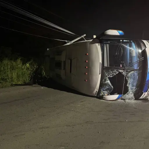 Choque entre bus y camioneta deja varios heridos en la vía Montecristi–Portoviejo
