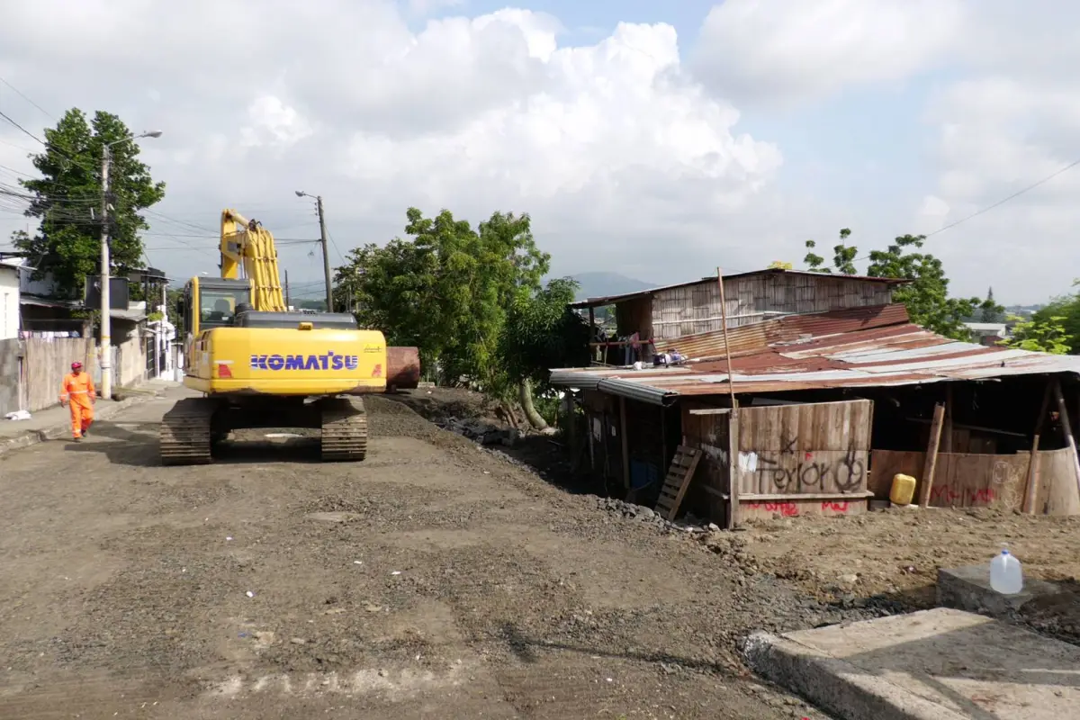 Deslizamiento en calle Chimborazo se estabiliza mientras avanzan estudios técnicos en Portoviejo, producción El Diario