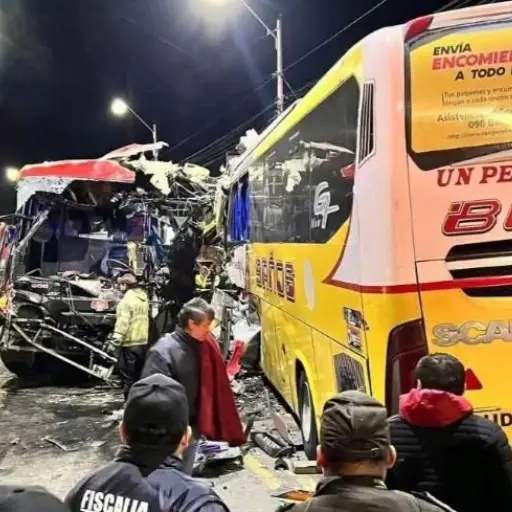 ¡Tragedia grabada! Así ocurrió el choque entre dos buses que cobró la vida de cinco personas