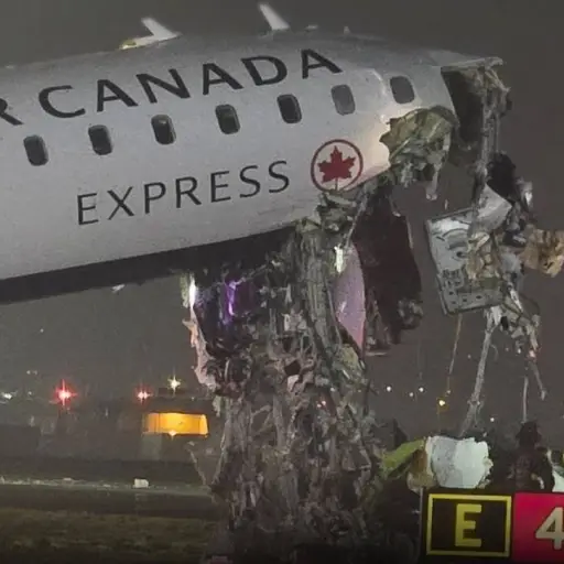 Colisión fatal en el aeropuerto LaGuardia de New York dejó dos pilotos fallecidos y 13 heridos