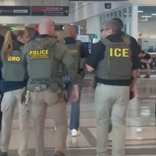 Agentes de ICE se tomaron trece aeropuertos de EE. UU. en nueva medida antimigratoria