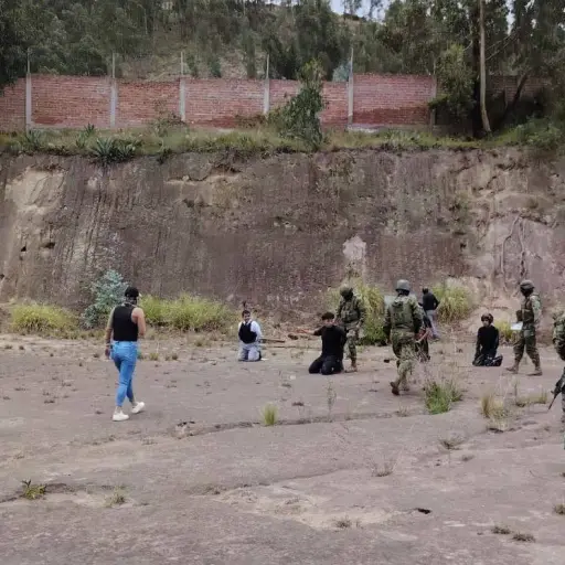 Cinco detenidos y armas decomisadas tras intervención en campo de tiro ilegal en Chimborazo