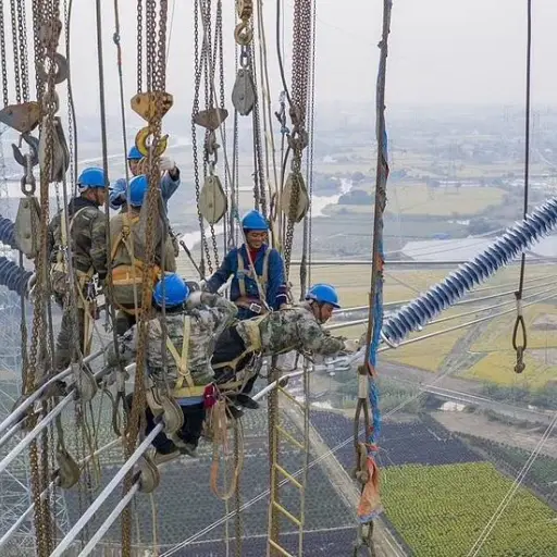  Comer a 300 metros de altura: la peligrosa rutina de los line workers que mantienen viva la electricidad en China