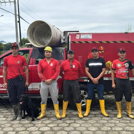Los perros rescatistas que buscan vidas entre escombros en Santo Domingo