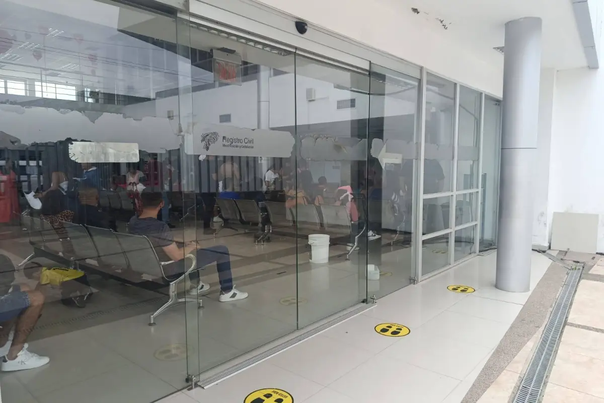 Un tacho recoge el agua de un aire acondicionado en la sala de atención al cliente en el Registro Civil de Manta., El Diario