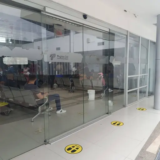 Aire acondicionado del Registro Civil en Manta funciona parcialmente pero un tacho recoge agua 