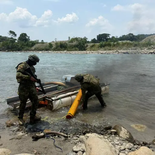 Inhabilitan maquinaria en operativo contra minería ilegal en el cantón El Chaco, provincia de Napo  