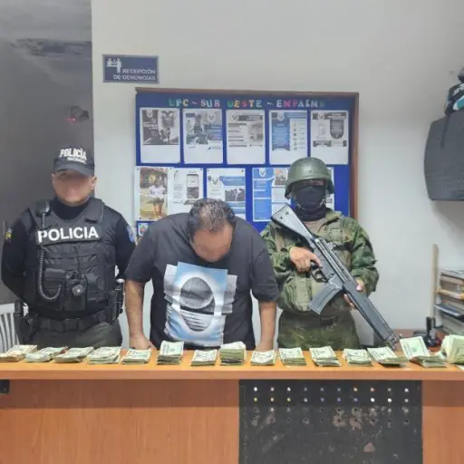 Detienen a ciudadano con USD 14.000 sin justificar en control militar en El Empalme