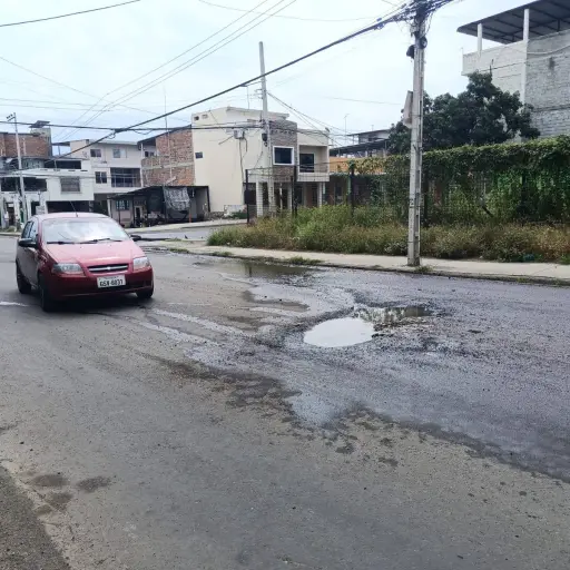 Roturas, reboses y huecos persisten en calle 15 recién rehabilitada