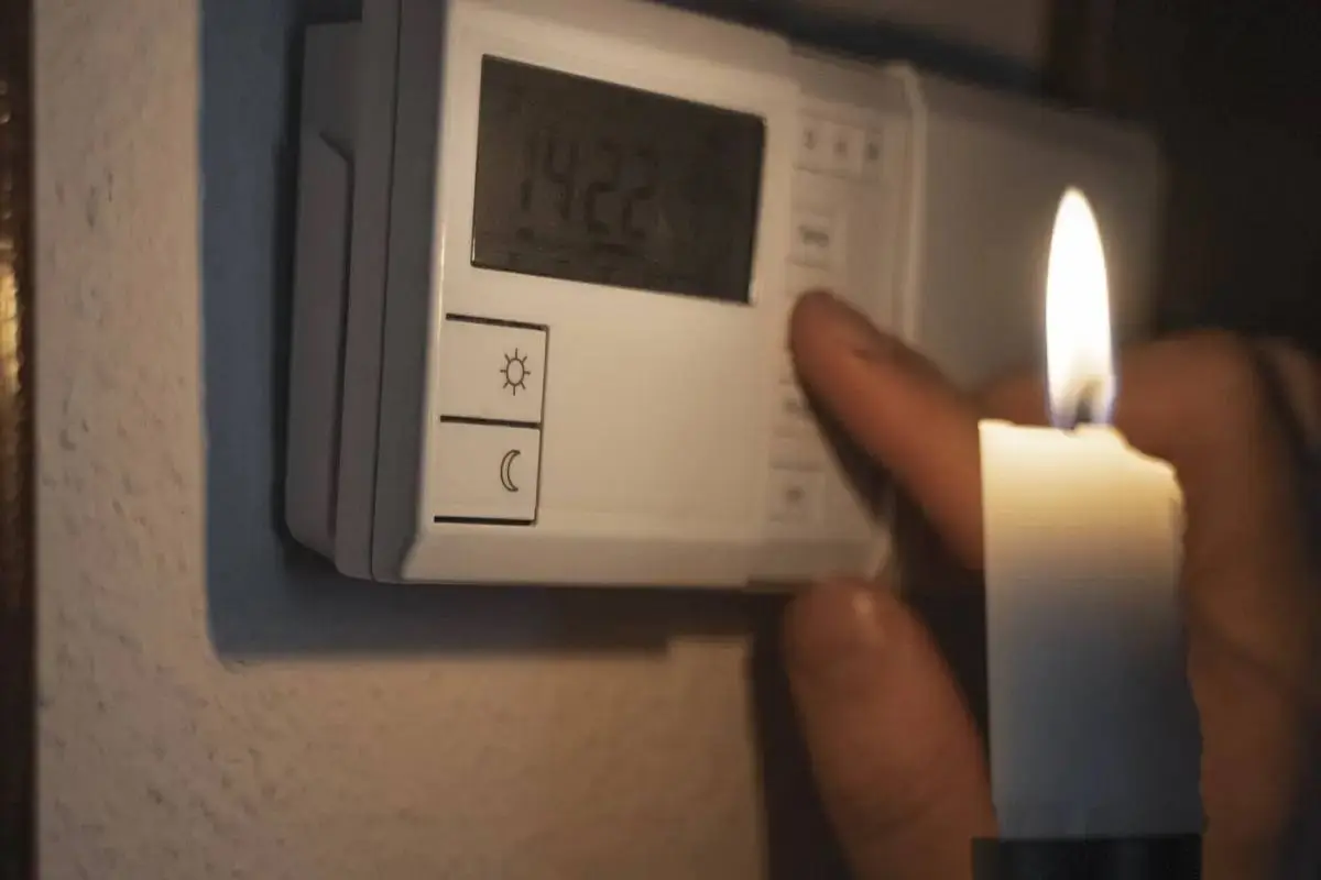 Gobierno implementa medidas para cubrir déficit de 1.000 MW y evitar cortes generalizados de luz., Freepik