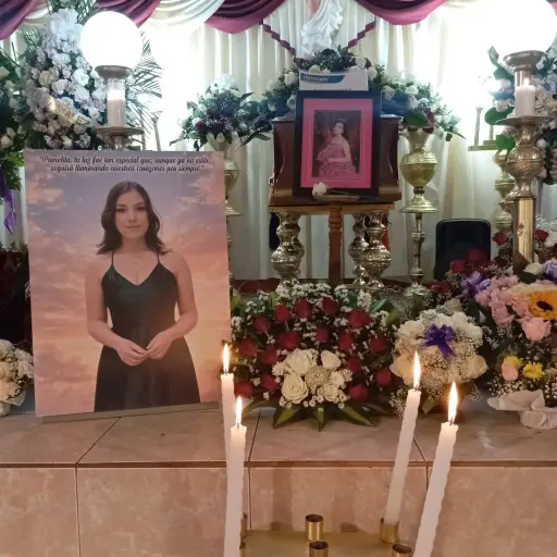 Joven odontóloga fallecida en siniestro vial recibe el último adiós en Cusubamba