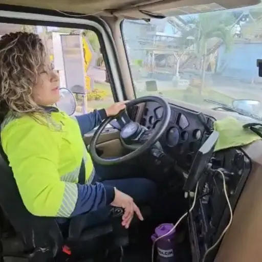 Del consultorio a la cantera: Julissa Loor, la odontóloga que moldea el camino en un camión