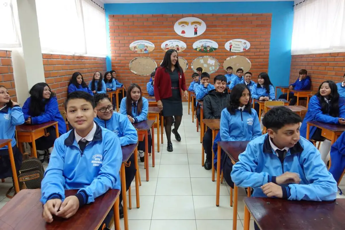 Estudiantes ecuatorianos preparándose para el retorno a clases 2026 en el régimen Costa.