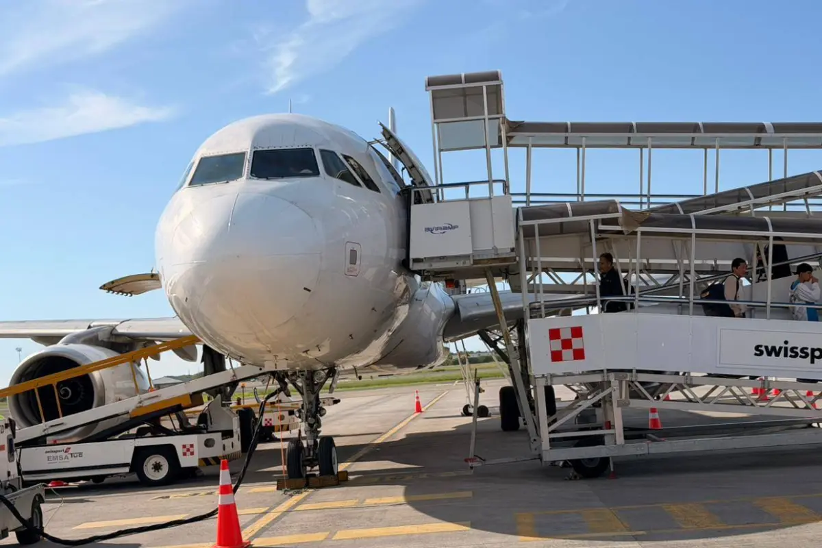 Un avión repostando combustible en el aeropuerto de Manta., Fabricio Salazar/El Diario.