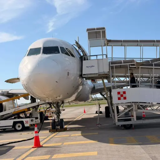 Ecuador limita al 50% el combustible de aviación en Quito y Guayaquil por una semana