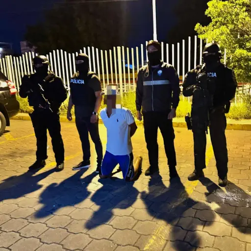  Hombre detenido en allanamiento por presunta tenencia ilegal de armas y droga en Manta  