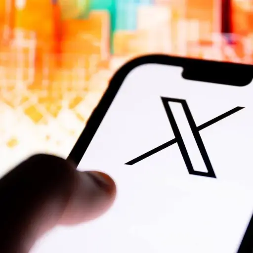 Elon Musk anuncia una “importante” actualización para el algoritmo de IA de X, que llegará la próxima semana