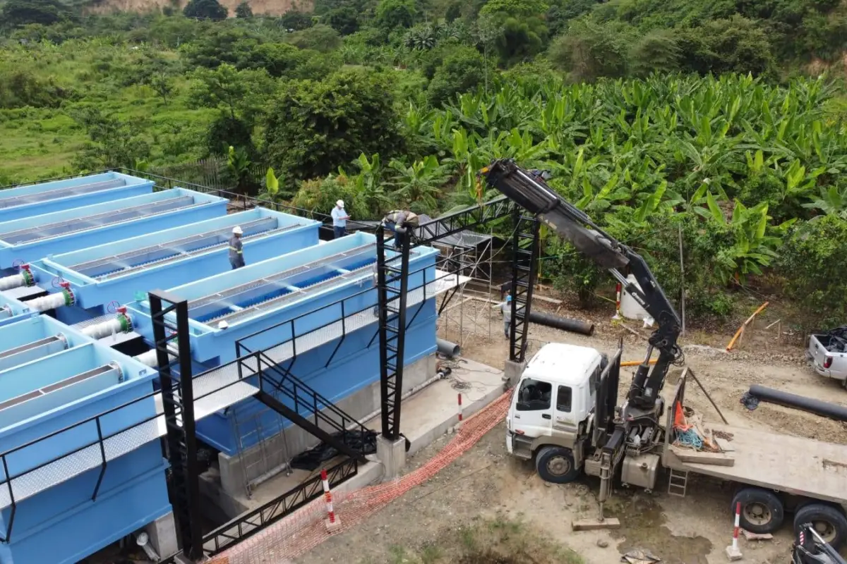 Los tanques del presedimentador del sistema de agua potable de Jipijapa en la estación Caza Lagarto, Galo Mero